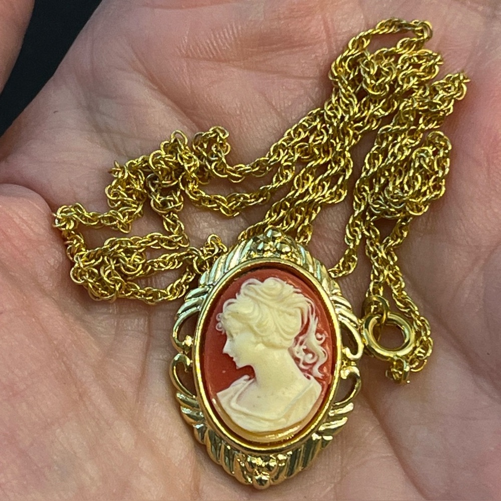 Vintage-Inspired Gold Cameo Pendant Necklace - Cream on Coral